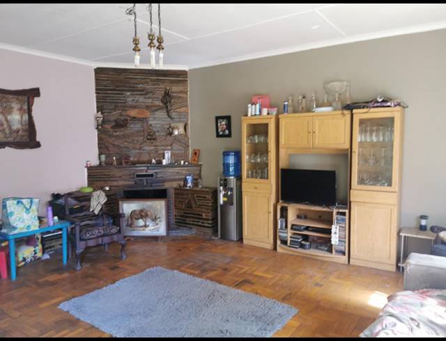 5 BEDROOM HOUSE SOLD IN MOUNTAIN VIEW